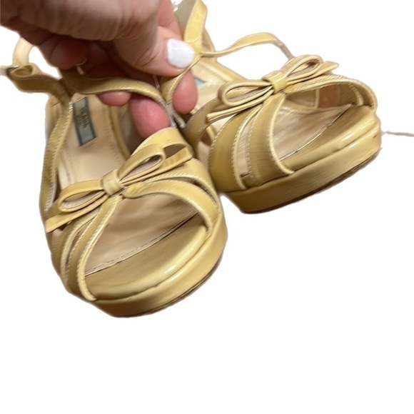 EUC Authentic Prada Bow Strappy Platform Beige Patent Heels Made in Italy 38.5 - Picture 7 of 15
